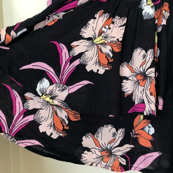 floral off shoulder top fits more like a S - Picture 4 of 4
